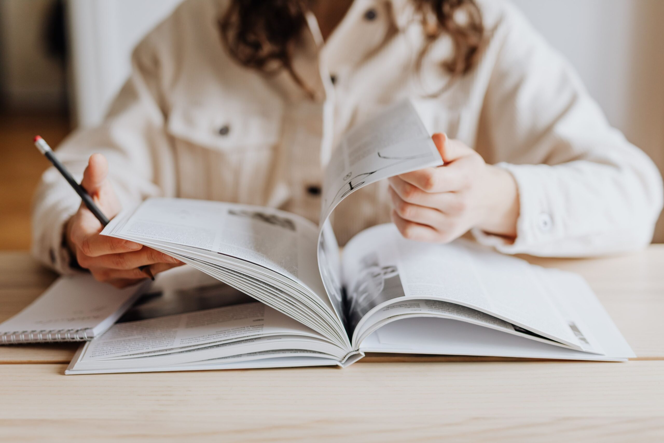 kaboompics_Woman with book