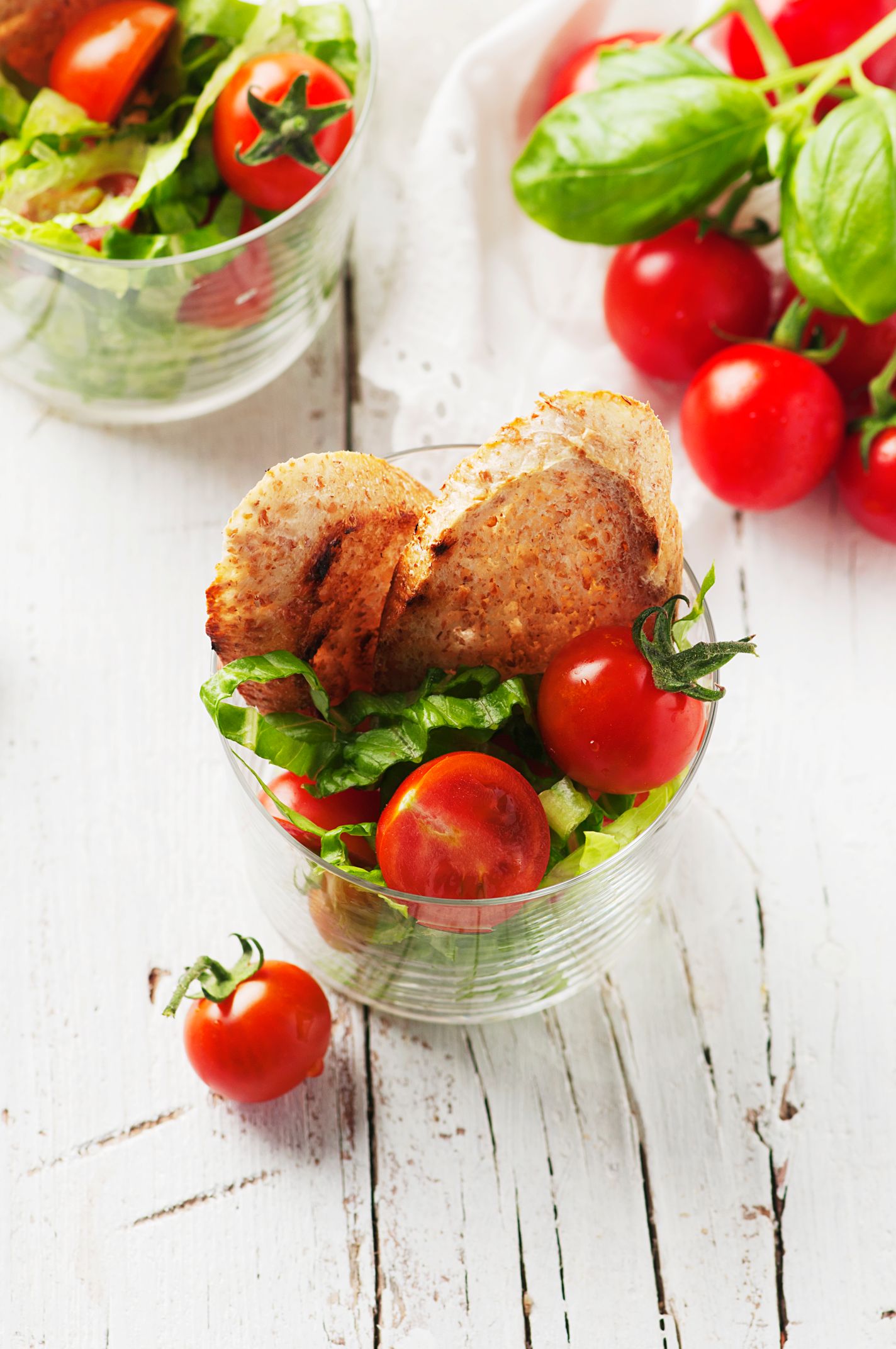vegan-healthy-salad-with-tomato-lettuce-bread