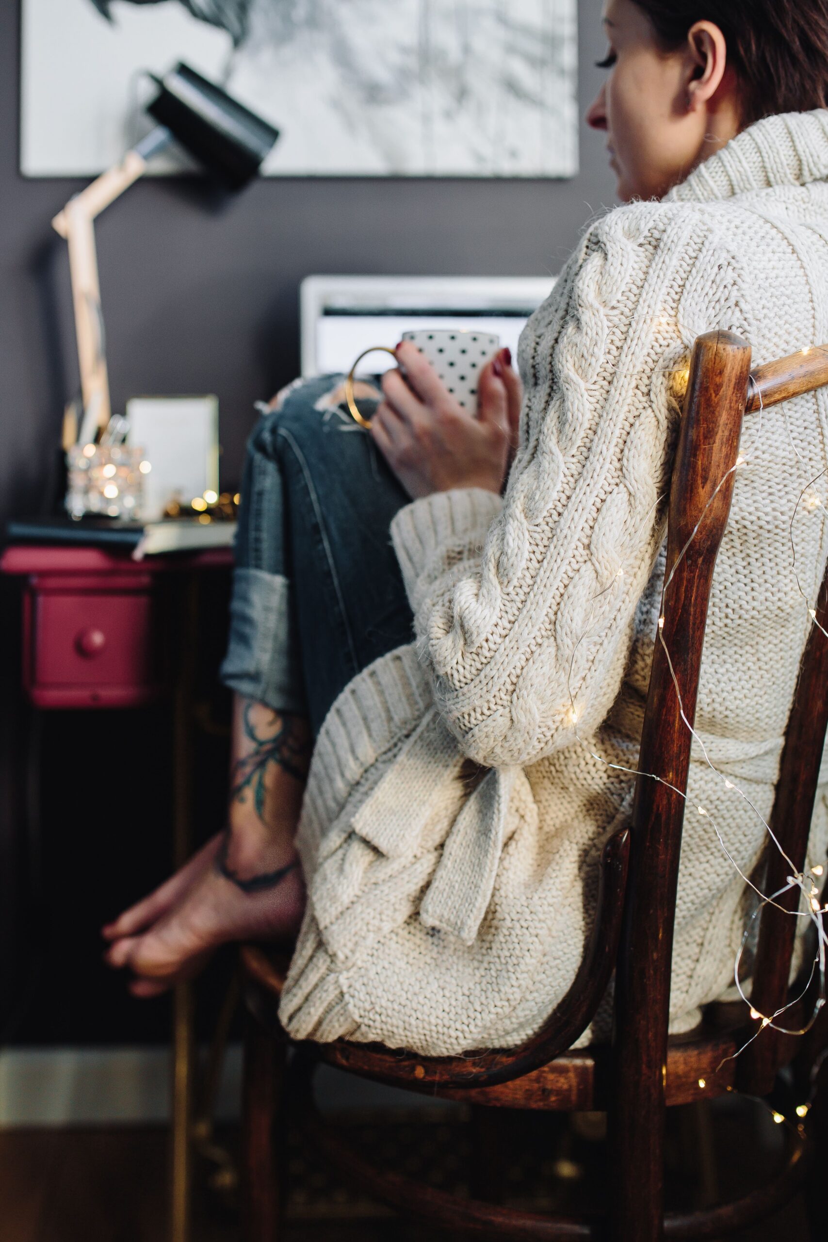 kaboompics_Woman drinking hot tea in her home office