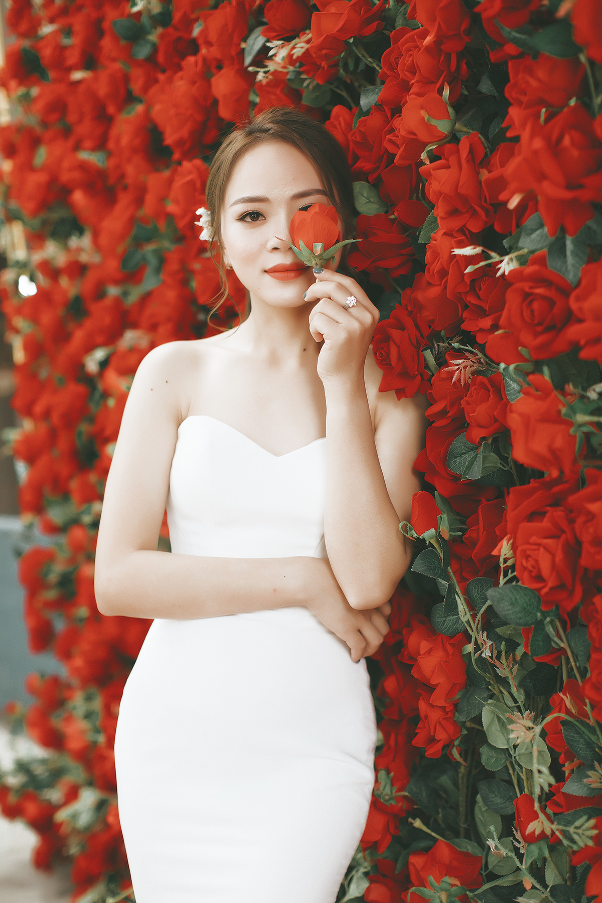 woman-holding-red-rose-35321091